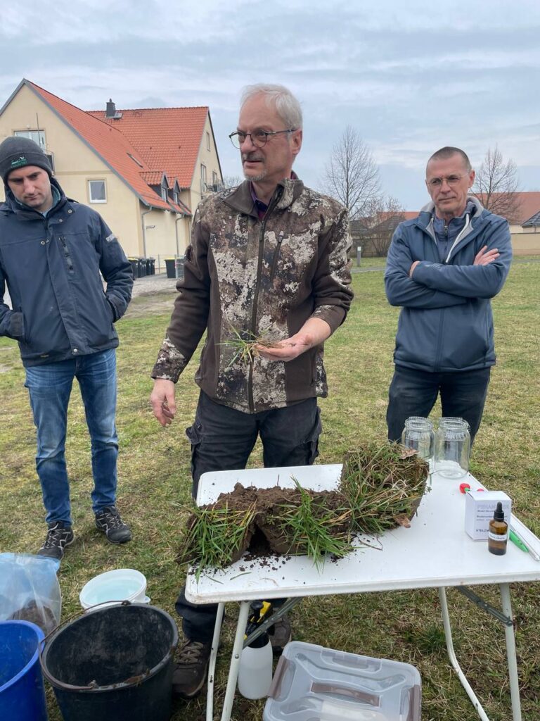 Dietmar Näser erläutert: der Boden ist verdichtet, für Bodenleben ist kaum Sauerstoff vorhanden und somit sind die Wurzeln auch nicht gut ausgebildet.